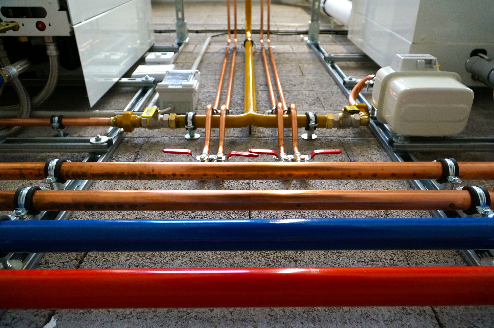 Tuberías, válvulas y contadores de una instalación de gas